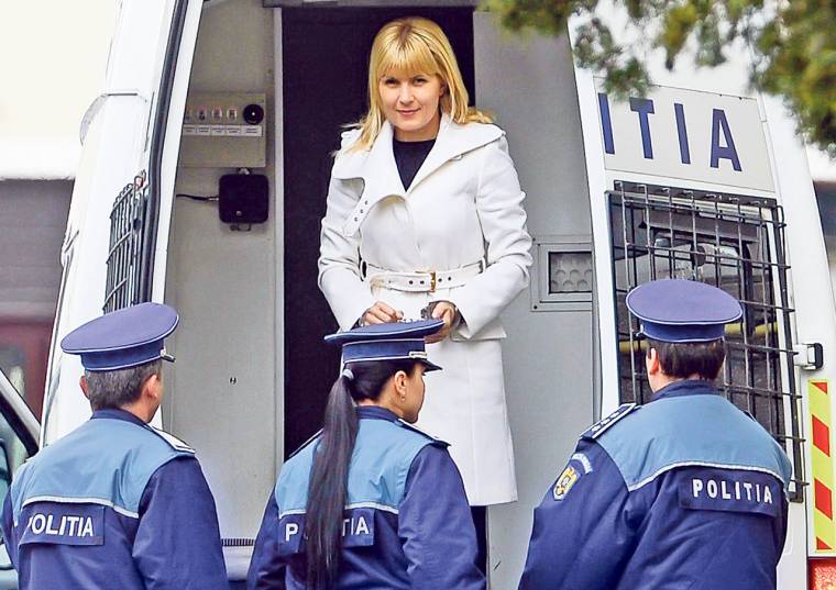 Elena Udrea feljelenti a román államot