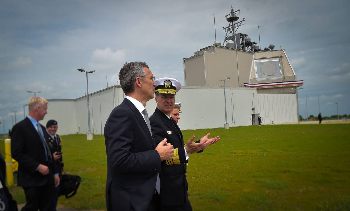 Jens Stoltenberg NATO-főtikár a deveselui rakétabázison •  Fotó: NATO