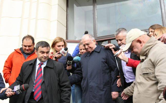 Ion Iliescu volt államfő a bíróságról távozóban 