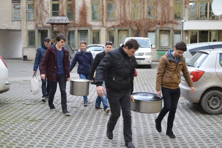 Éhezőket etetnek a kolozsvári teológusok