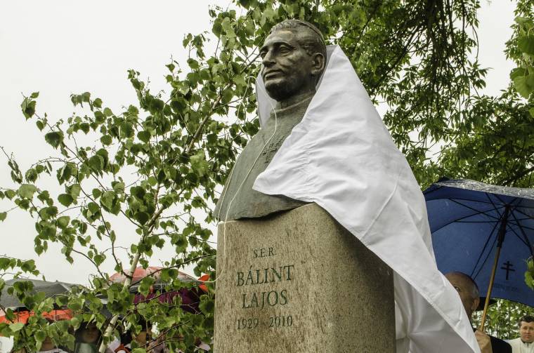 Szobrot állítottak Csíkdelnén Bálint Lajos érseknek
