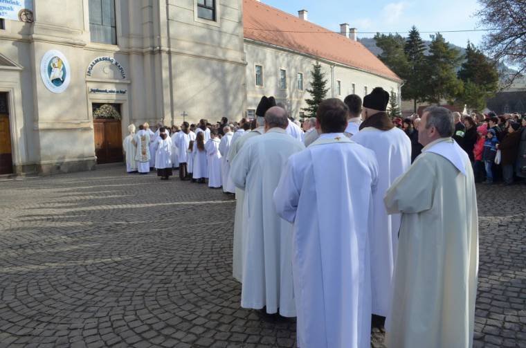 Kitárták a szent kapukat Csíksomlyón