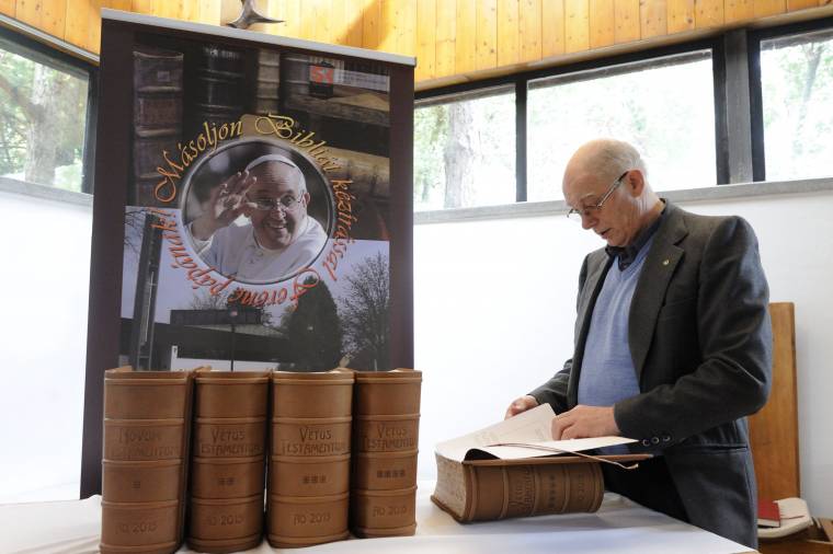 Kézírásos bibliamásolat készült a pápának Szegeden