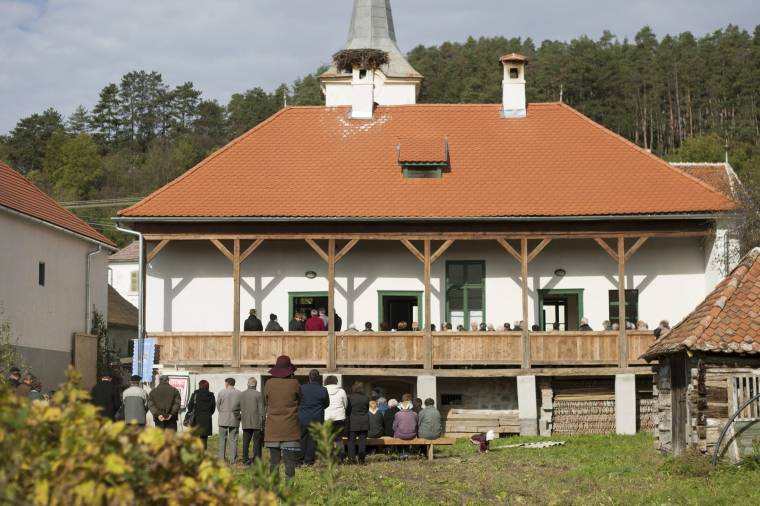 Böjte Csaba árvái a Nyírő-lakban – Kettős házavatás Székelyzsomboron