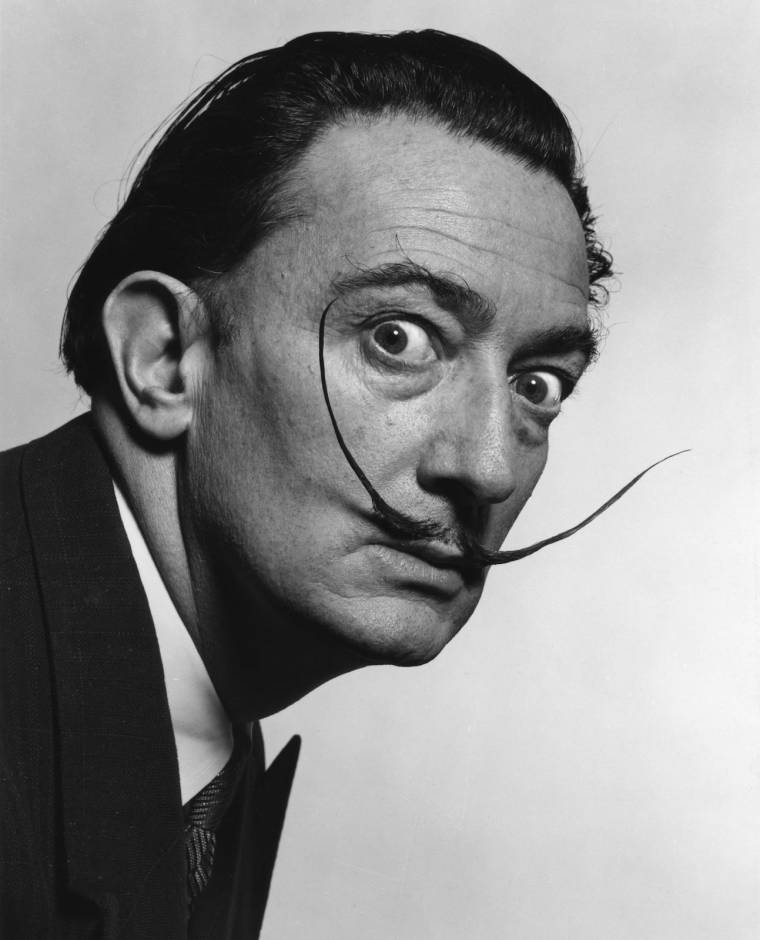 Buşteniben láthatóak Salvador Dalí művei