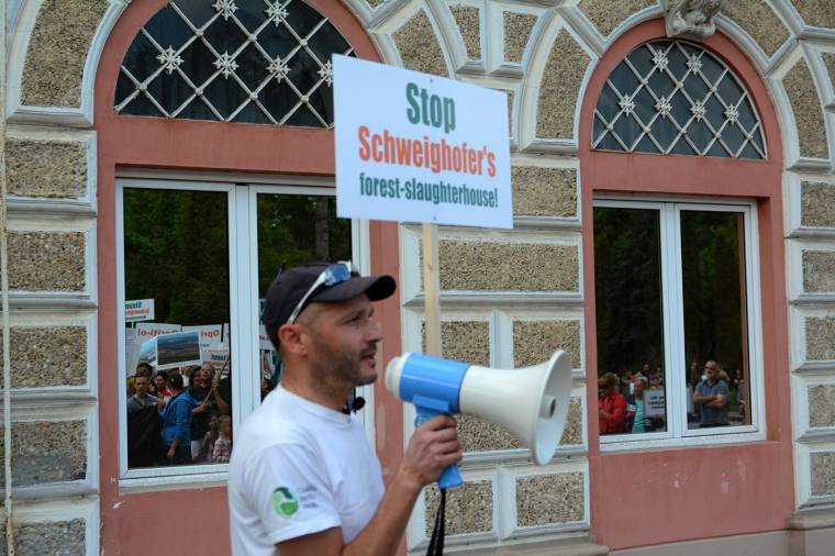 Gyűjtenek a Schweighoferrel pereskedő Neuer Weg Egyesületnek
