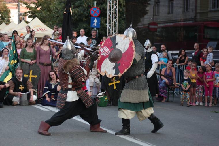 Vitézek és udvarhölgyek Székelyudvarhelyen