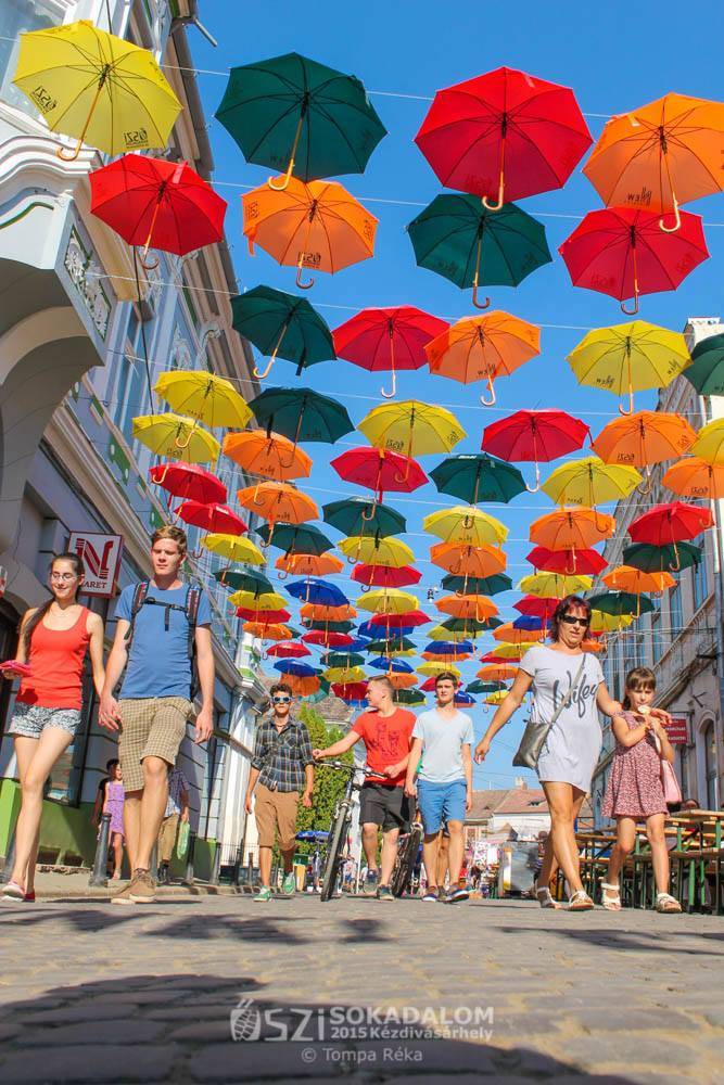 Sokadalom színes esernyők alatt Kézdivásárhelyen