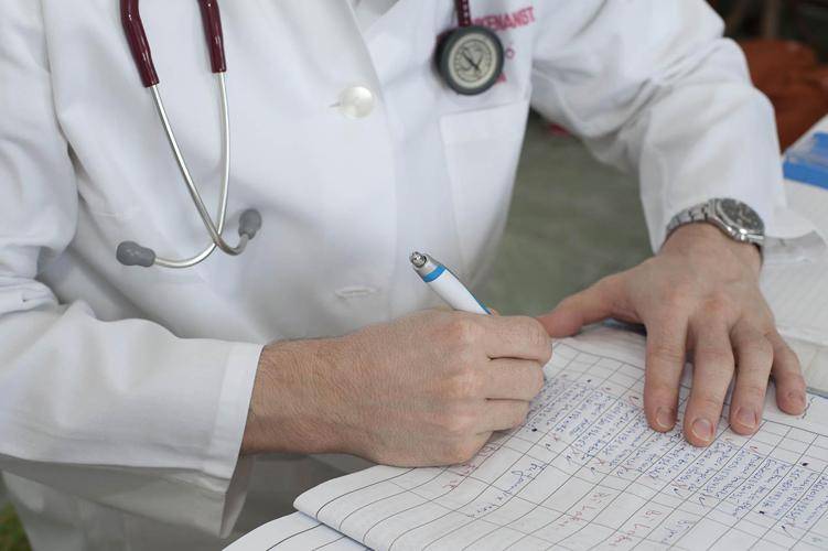 Vitatják az orvosok béremelését