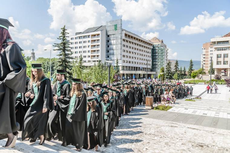 Először ballagtak mesterisek a csíki Sapientián