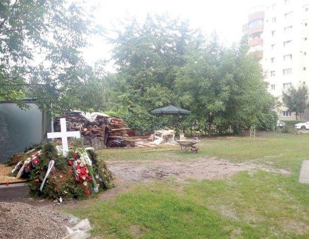 A tömbházak melletti templomkertben temette el feleségét egy pópa