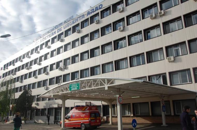 Száz fő alkalmazása után is 1500 betöltetlen állás van az aradi kórházban