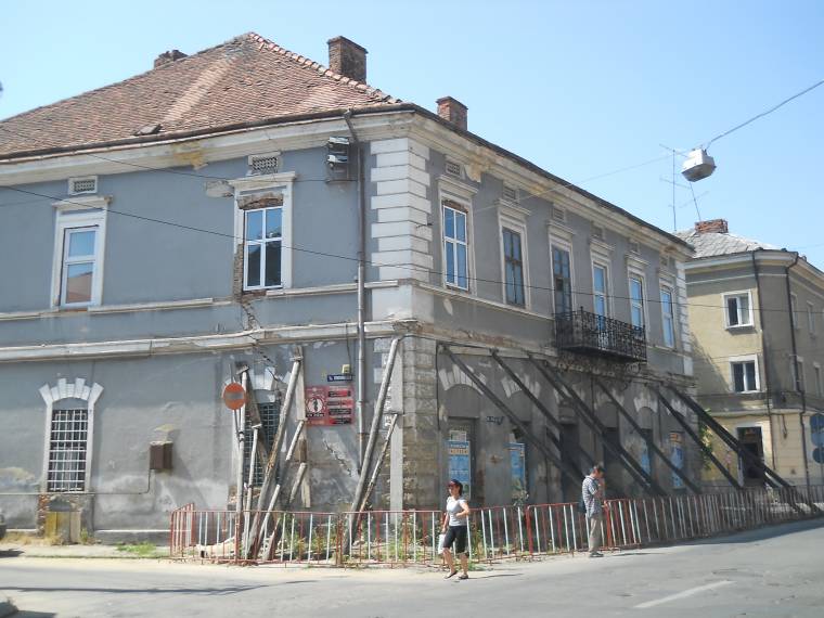 Felújításra vár a „kitámasztott ház” Szatmáron