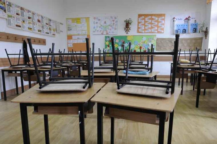 Bérkövetelések: figyelmeztető sztrájkot tartottak a pedagógusok, tüntettek a statisztikusok