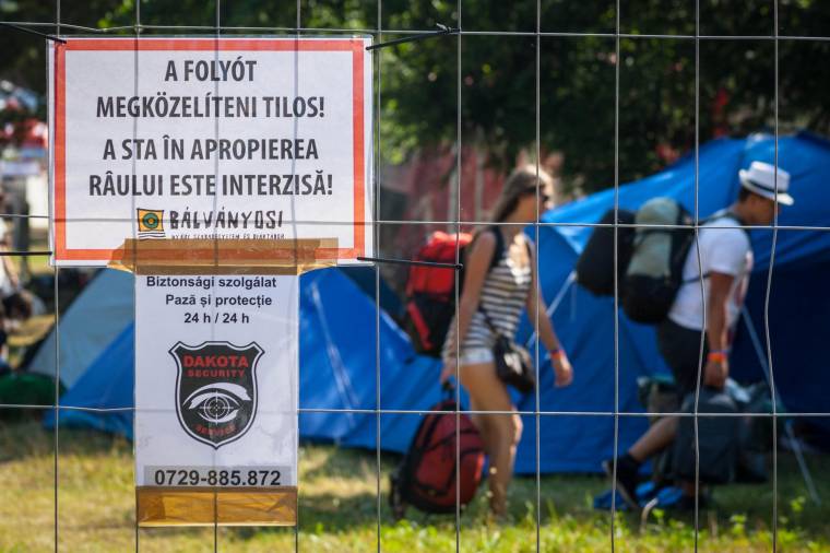 Rövidnadrágot öltenek a politikusok a Tusványoson