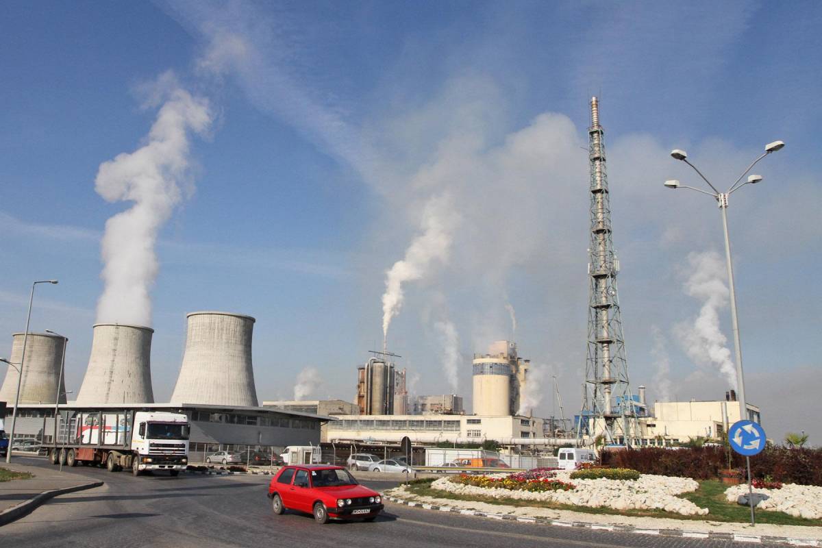 A hatóságok a benzinkutakat is zárva tartották a kombinát környékén a veszély elhárításáig •  Fotó: Boda L. Gergely