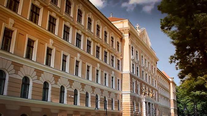 Ismét dolgoznak a volt váradi hadapródiskolában