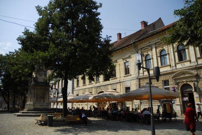 Ismét ülőhellyel „kínálnak” a kolozsvári Karolina téren