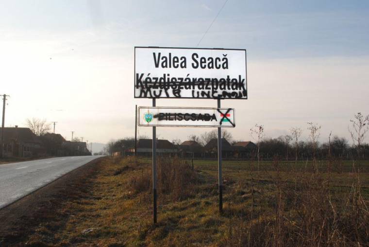 Adományszállítók rongálták meg a magyar táblákat?