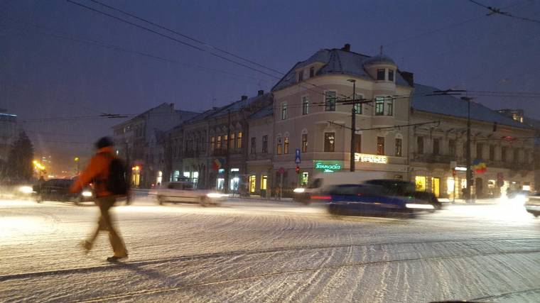 Örökzöld téli téma: megcsúszott hóeltakarítás