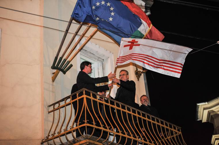 Tőkés Partium zászlaját is kitűzte váradi irodájára
