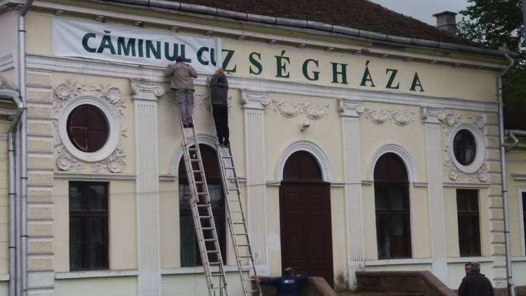 Takarásban a nagybaconi Községháza felirat