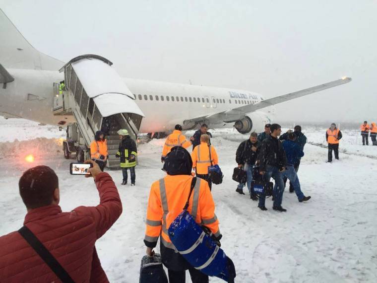 Túlfutott Blue Air-gép: zajlanak a kihallgatások