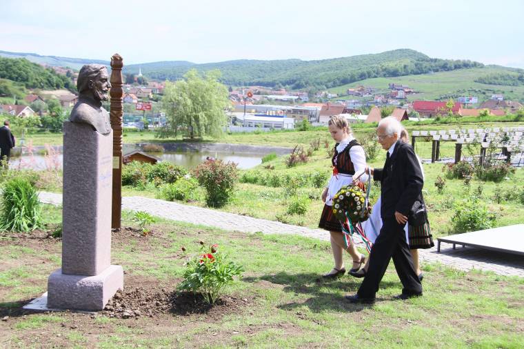 Felavatták a Sapientia előtti Bolyai parkot