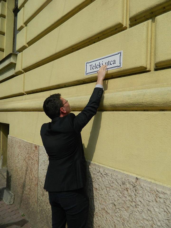 Bírság a kétnyelvű táblákért – Villámcsődület Váradon