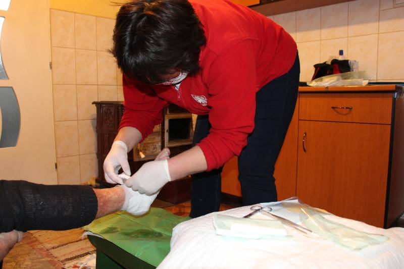 Segítségre szorulva. Továbbra is eljutnak az idősekhez és a betegekhez a segélyszervezet munkatársai • Fotó: Caritas