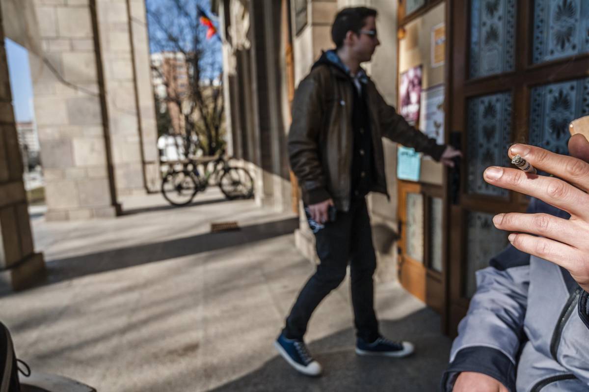 A dohányosok már megszokták, hogy kocsmázáskor csak a teraszokon lehet rágyújtani &bullet;  Fotó: Veres Nándor