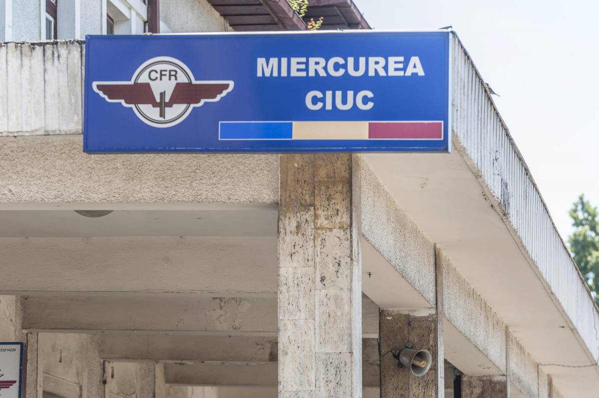 Ismét két nyelven történik az utasok tájékoztatása •  Fotó: Veres Nándor