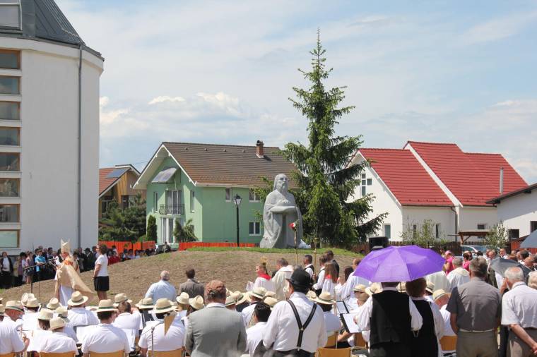 Szent István-szobrot és teret avattak Gyergyóban