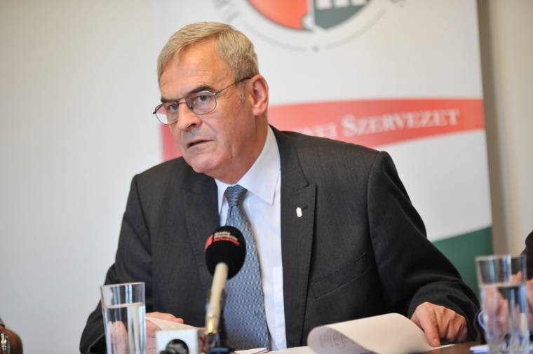 Tőkés szerint püspök utódja „összebútorozott” az RMDSZ-szel