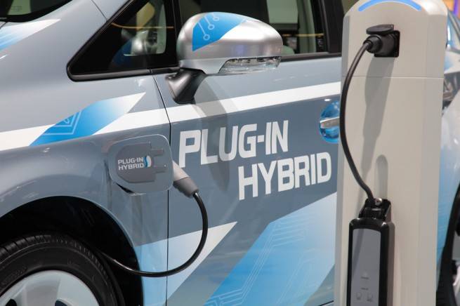 Növekvő kereslet a környezetbarát autók iránt: közel háromezer hibrid- és elektromos autót adtak el idén Romániában