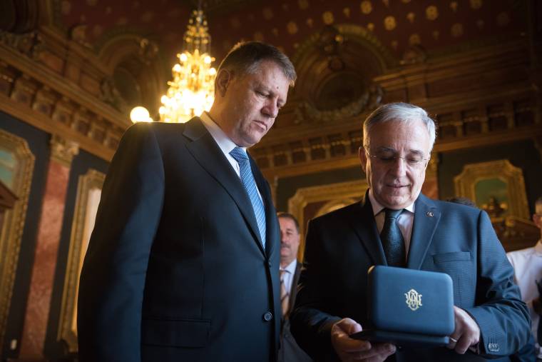 Johannis és Isărescu is bírálja az adótörvénykönyvet