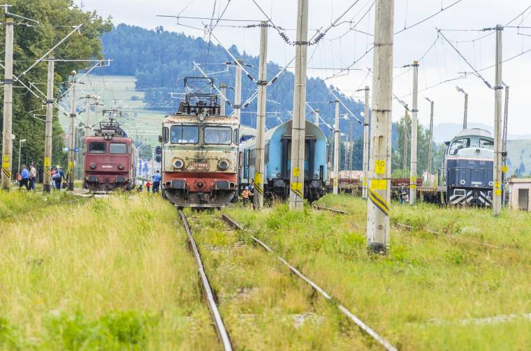 „Vasútrealizmus”: sok a hegy és az állomás