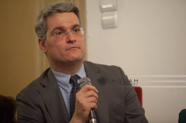 Elégedetlenek a kormány tervével a közalkalmazottak