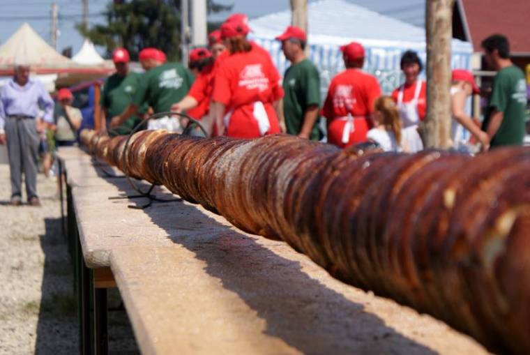 Megsütötték Erdély leghosszabb kürtőskalácsát