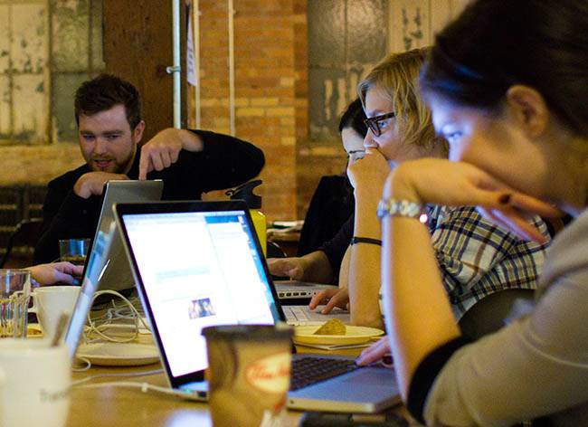 Adómentességet biztosítanának a 25 év alatti munkavállalóknak