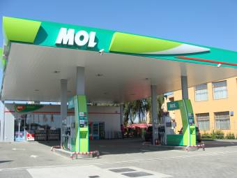 Hátrányos helyzetű fiatalokat juttat jogosítványhoz a Mol