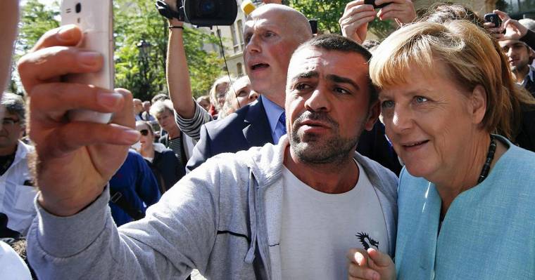 Migránskvóta: Merkel forrásmegvonással fenyegeti az ellenszegülőket