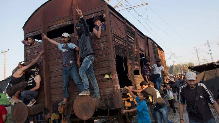 Könnygázt és kábító gránátokat vetettek be a migránsok ellen