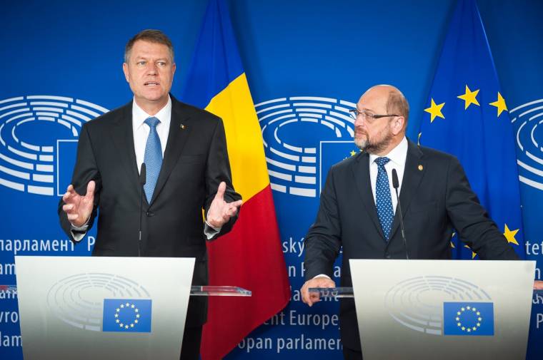 Johannis: a menekültválság gyökerénél kell fellépni