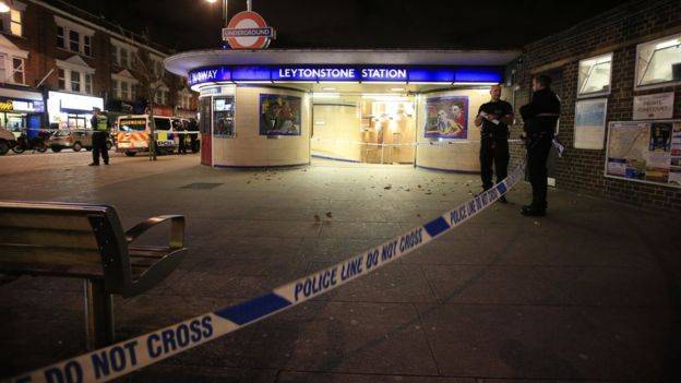 Scotland Yard: terrorista késelt a londoni metróban