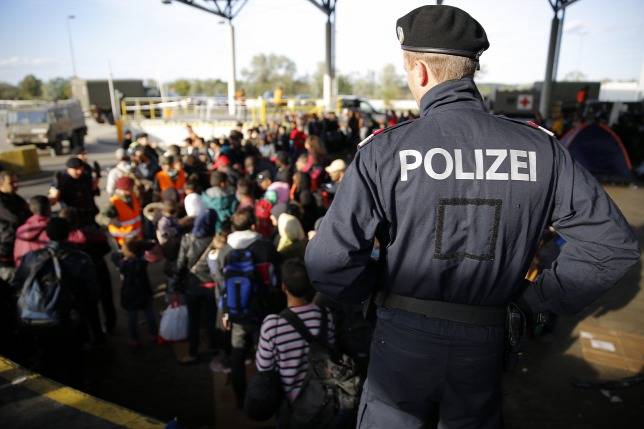 Osztrák és szlovén határkerítés körvonalazódik