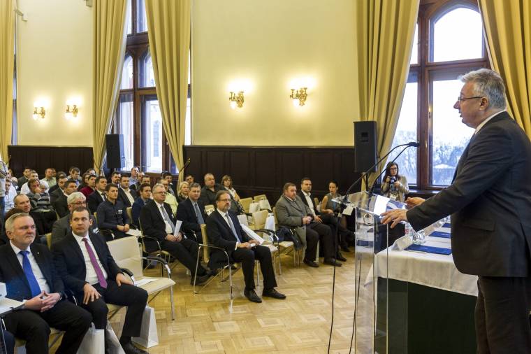 Orbánék felpörgetnék a Kárpát-medencei gazdasági életet