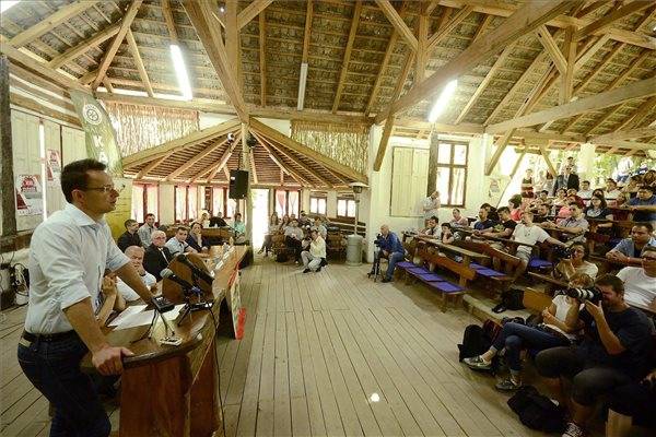 Szijjártó: magyar „összekapaszkodás” kell