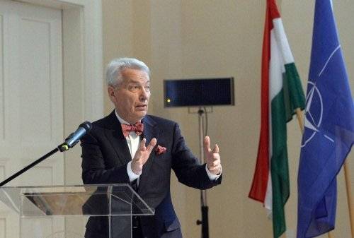 Vizi E. Szilveszter visszaadja a Románia Csillaga kitüntetését