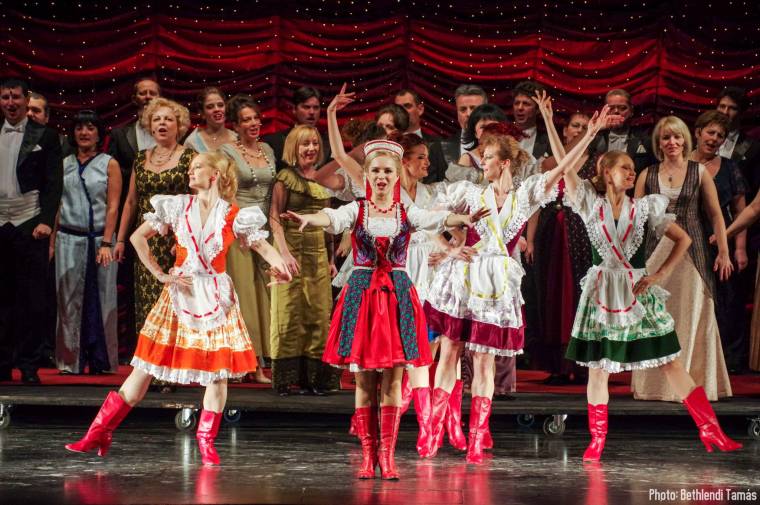 Operettől kabaréig – szilveszterre készülnek az erdélyi színházak
